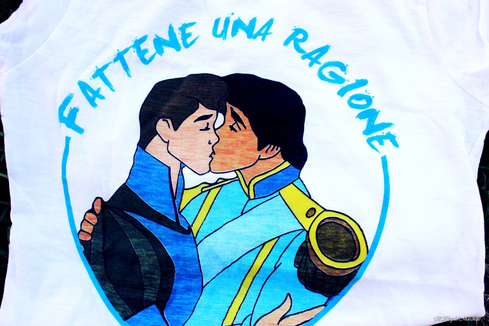 t-shirt principi gay che si baciano