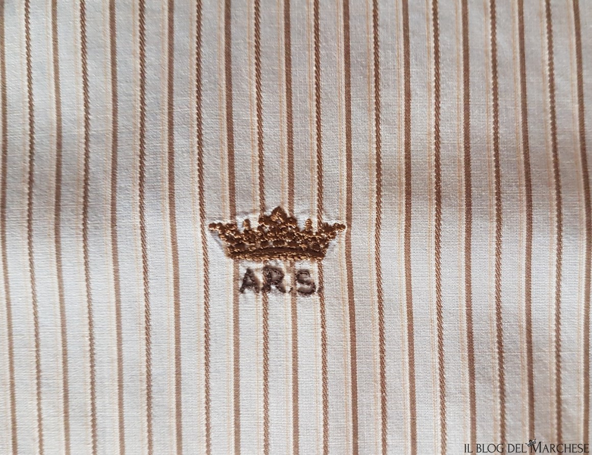 monogramma e corone sulla camicia