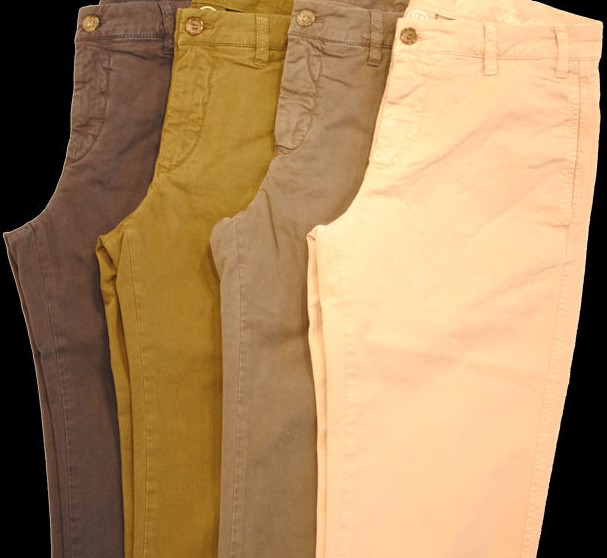 I pantaloni chino da uomo: come abbinarli