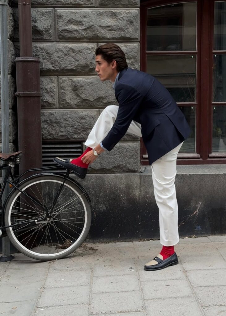 Calze tinta unita uomo rosse con mocassini bicolore e pantalone bianco